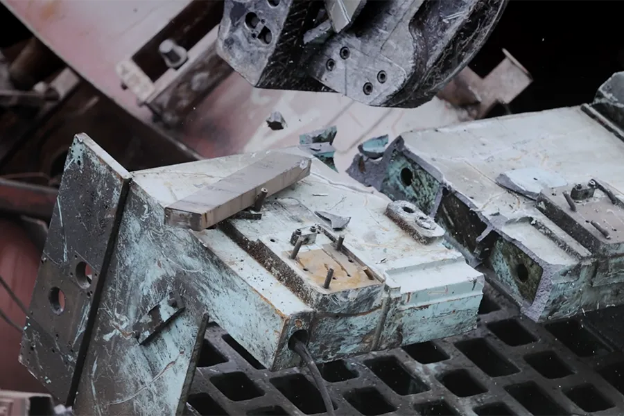 Foundry scrap shredders